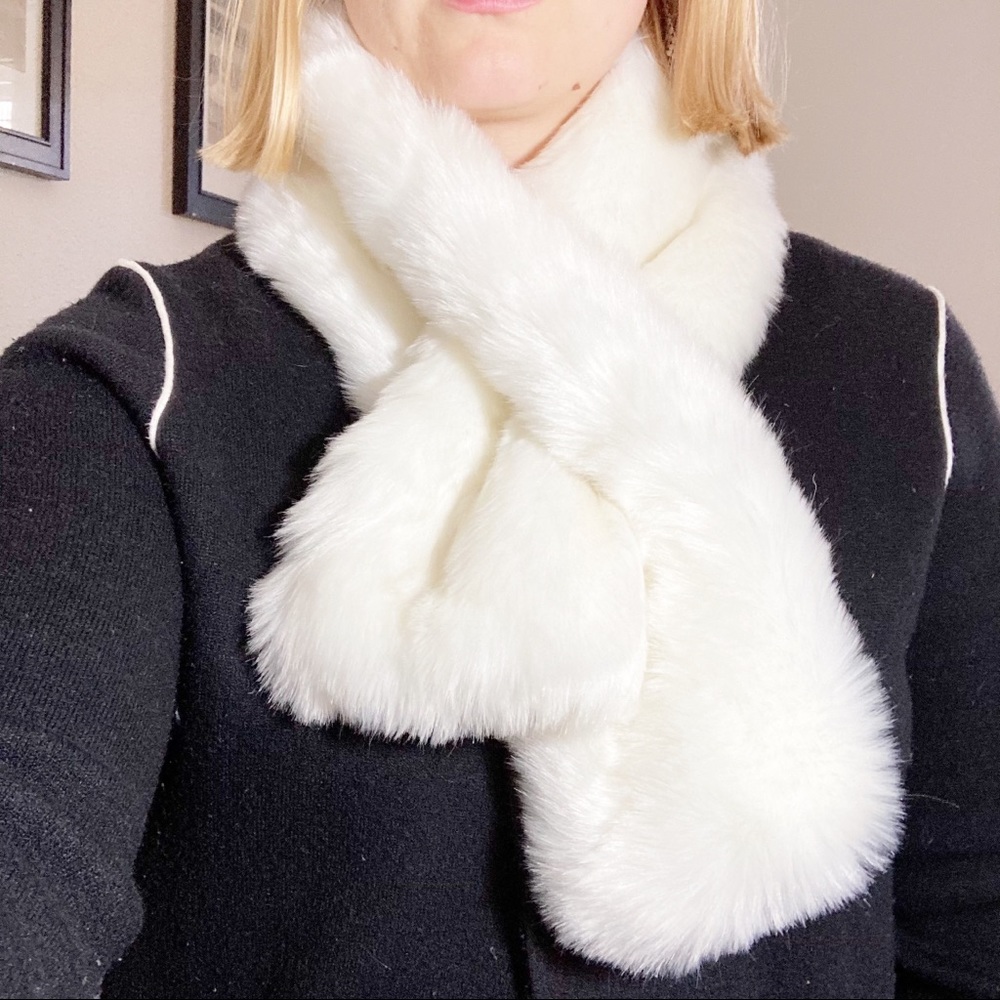 Luxurious white faux fur scarf